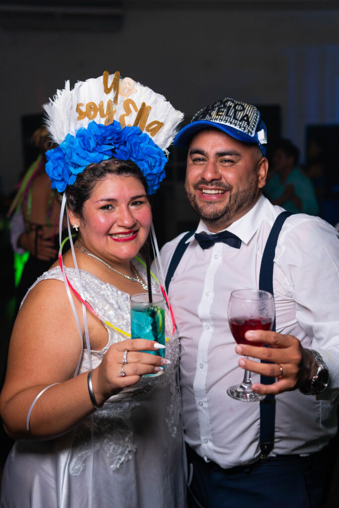 Novios celebrando con toca personalizada en su fiesta de casamiento en Resistencia, Chaco - Amnesia Audiovisual