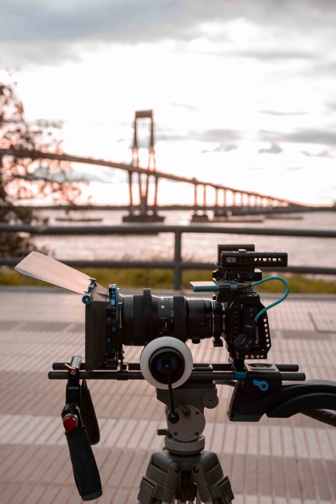 Equipo de cámara con matte box frente al puente General Belgrano
