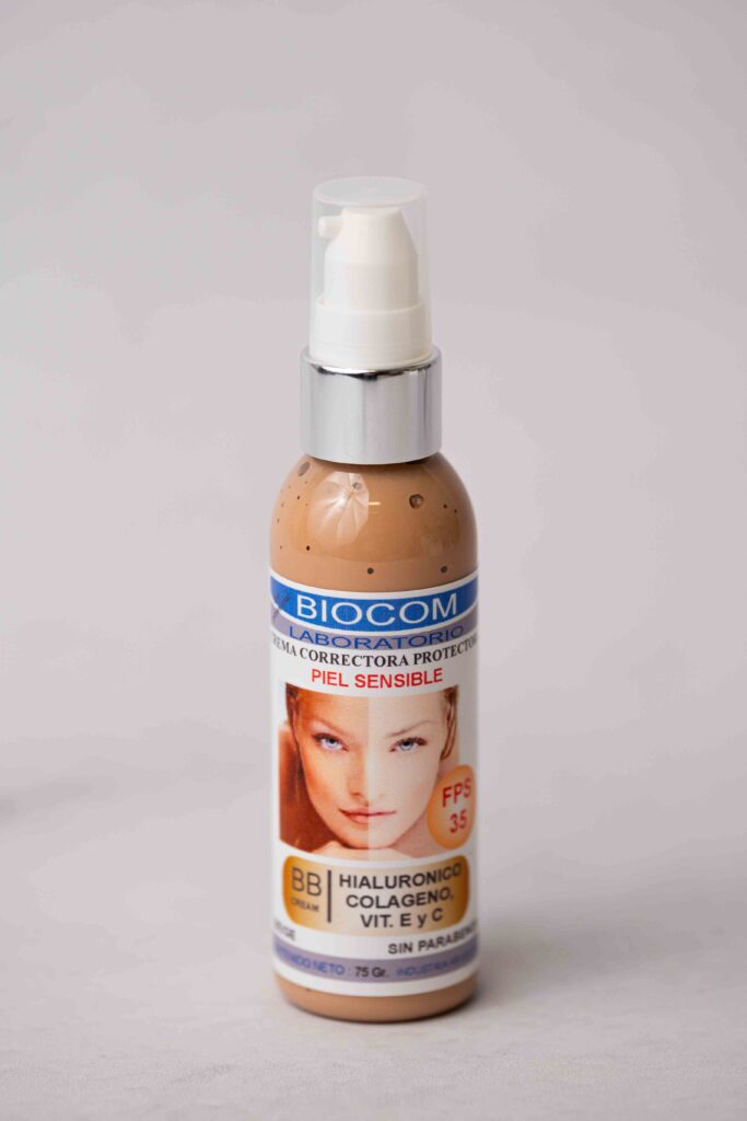 Fotografía de producto de crema correctora sobre fondo neutro