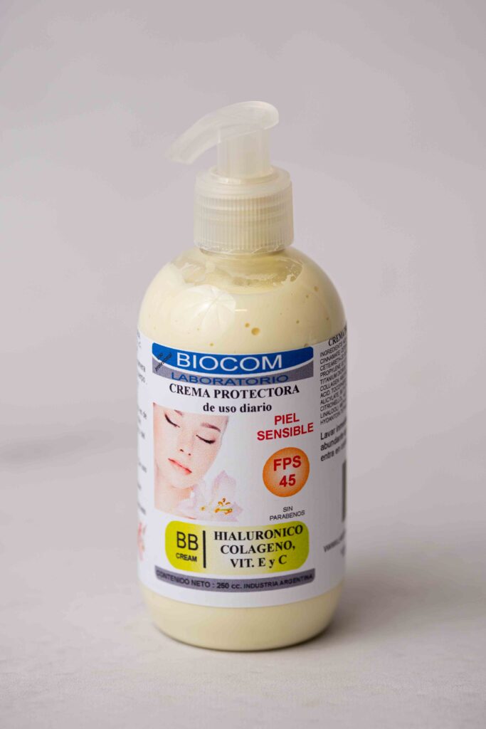 Fotografía de producto de crema protectora sobre fondo neutro
