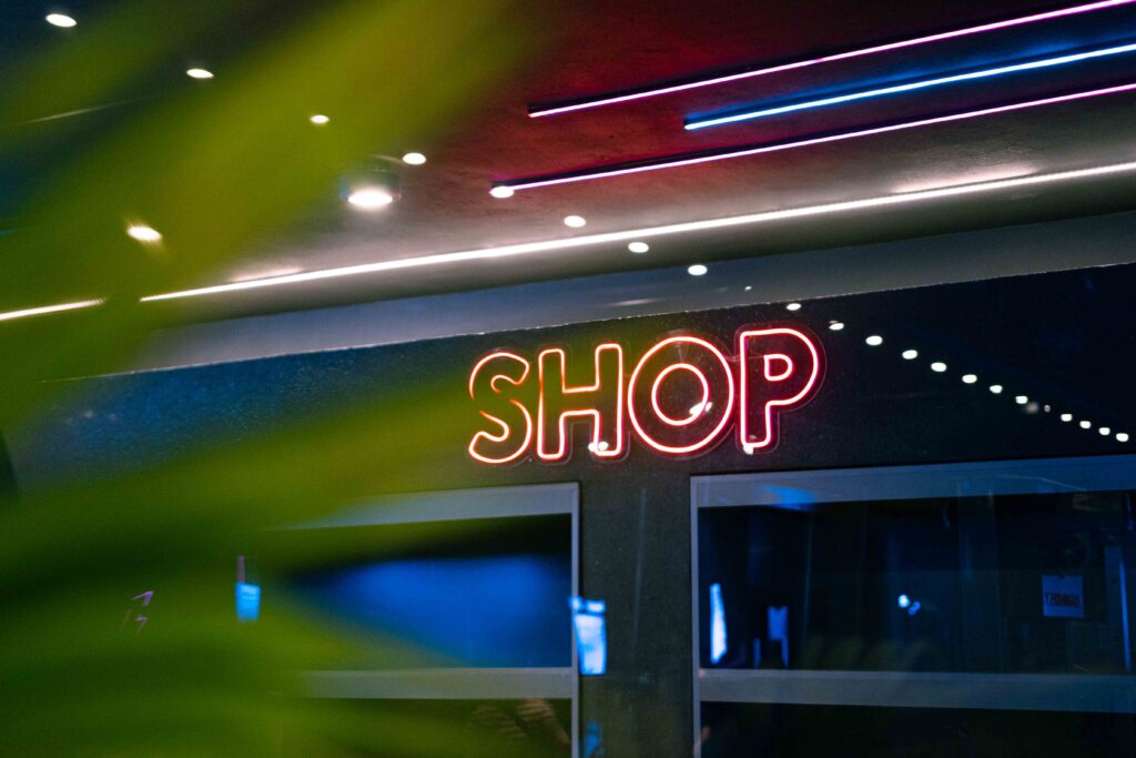 Cartel de neón de un local comercial, fotografía de interiores