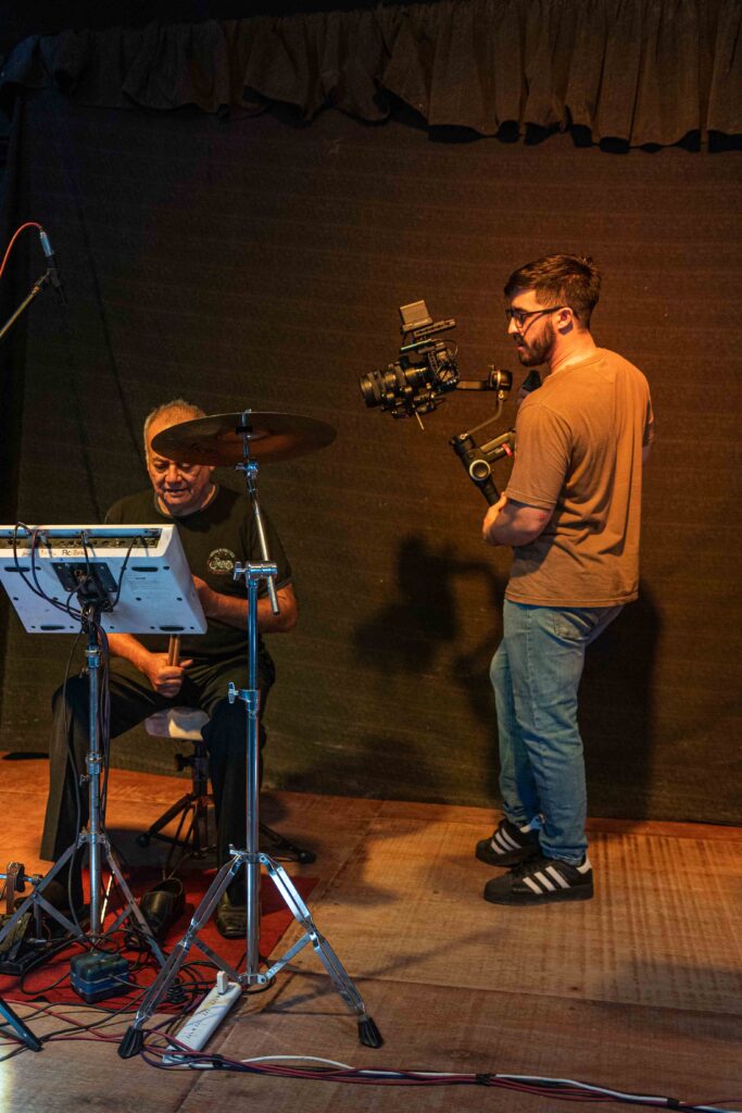 Filmación de un baterista en estudio con cámara en gimbal