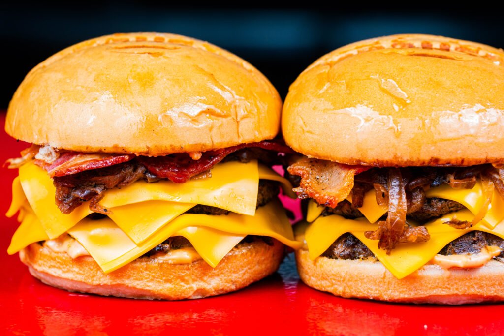 Hamburguesas dobles con cheddar y panceta, fotografía gastronómica