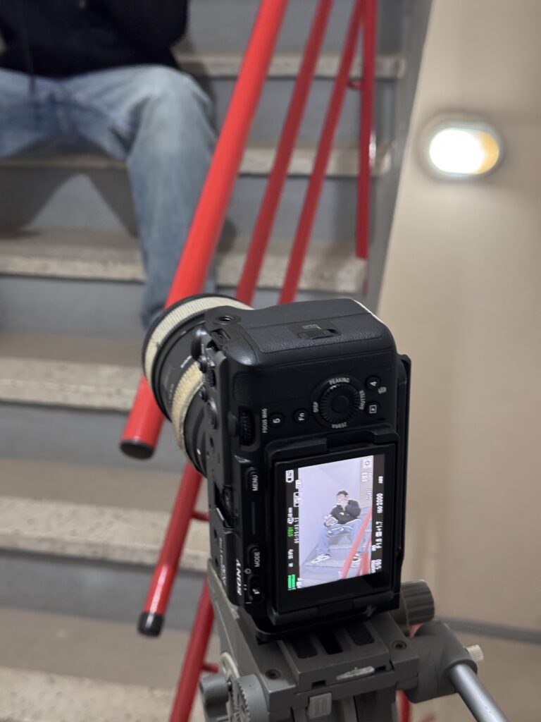 Cámara Sony en trípode grabando una escena en una escalera
