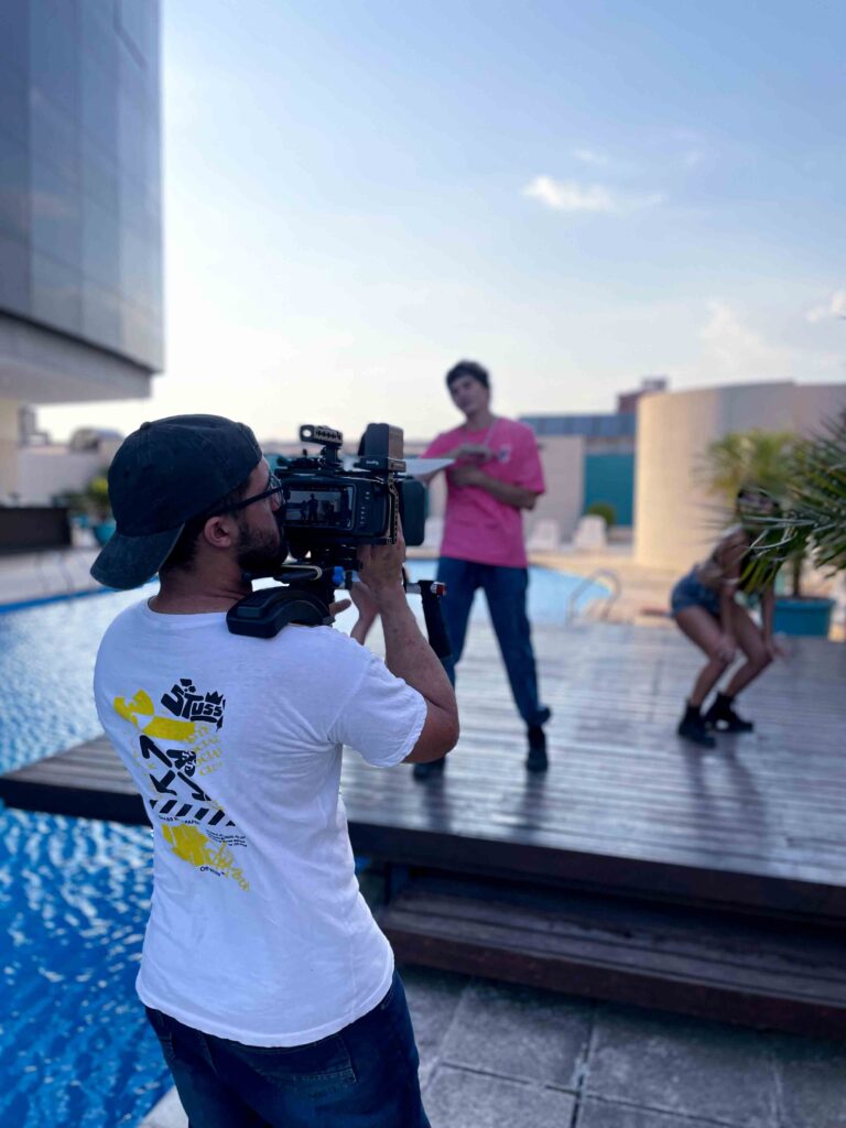 Rodaje de videoclip junto a una pileta en una terraza